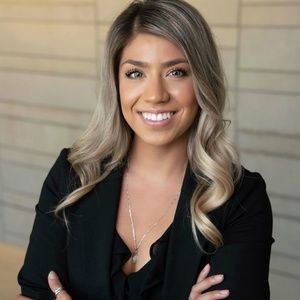Meet your Posher, Adriana
